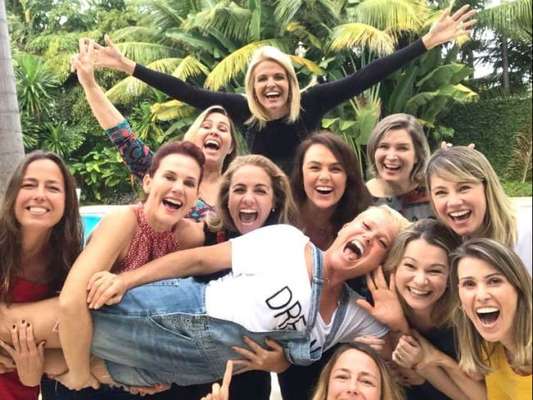 Nostalgia! Xuxa Meneghel e ex-paquitas recriam foto de 28 anos atrás nesta quinta-feira, dia 08 de novembro de 2018