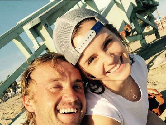 Emma Watson posta foto com Tom Felton, de "Harry Potter", parabenizando o ator pela nova série