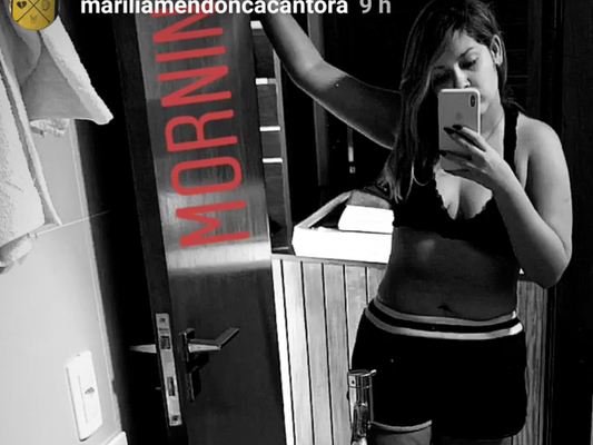 Marília Mendonça mostrou corpo mais magro ao posar de top e short curto nesta quinta-feira, 8 de novembro de 2018