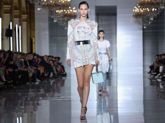 Ombros marcados são tendência nas passarelas e nos looks da famosa
