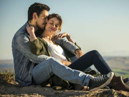 Alain (João Vicente de Castro) se aproxima de Isabel (Alinne Moraes) na novela 'Espelho da Vida'