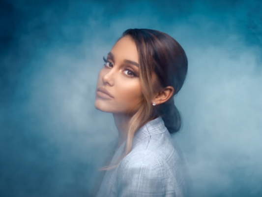 Ariana Grande muda visual e compartilha vídeos de seu próximo single