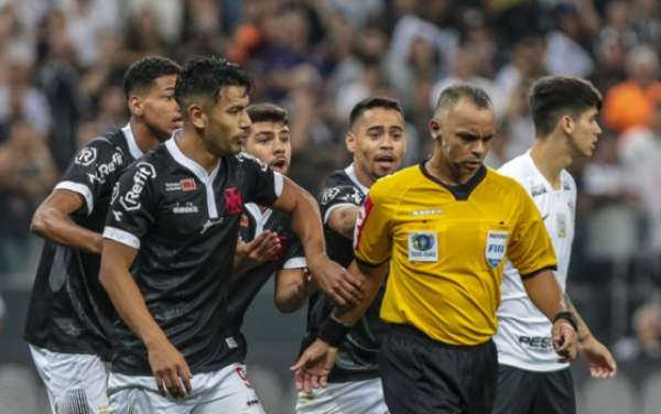 Judge Wilton Pereira Sampaio was confused by the loss of Vasco Corinthians on Saturday. Take a look at the gallery!