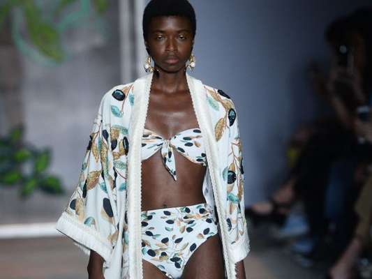 A calcinha hot pants do biquíni pode combinar com a parte de cima tomara que caia