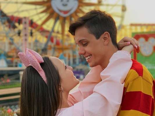 Leo Cidade zoou internautas ao citar sua viagem para a Disney com a namorada, Larissa Manoela: 'E pensaram que ela só ia me levar na Disney de Orlando!'