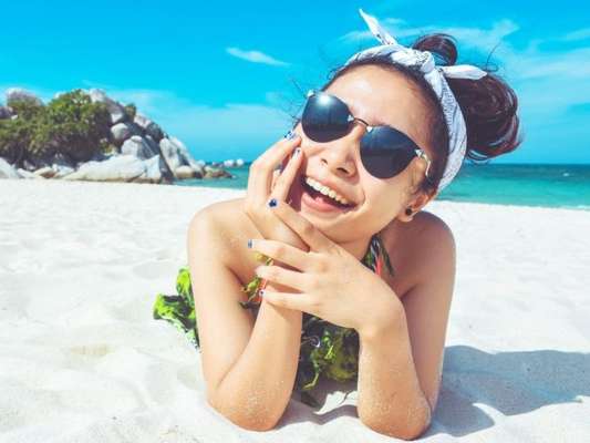 Entenda o que é a acne solar e aprenda a evitar as espinhas durante o verão