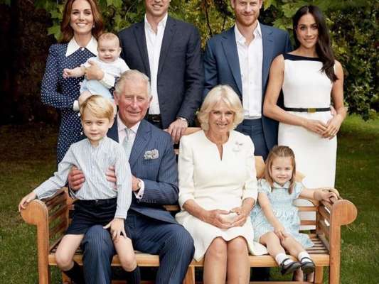 Filho de William e Kate Middleton, Louis usou look de R$ 262 em foto com a família
