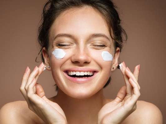 Pele oleosa precisa de hidratação? Dermatologista explica!