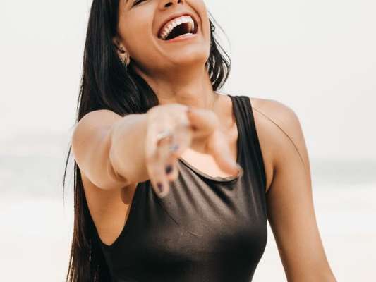 Prepare seu nécessaire de beleza para o verão! Dermatologista indca 8 produtos essenciais para cuidar da pele