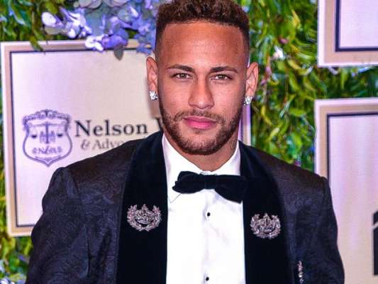 Neymar encontrou a ex-BBB Angela Munhoz, a modelo Dani Sachetti e o amigo Gil Cebola em Paris e afastou os rumores de affair