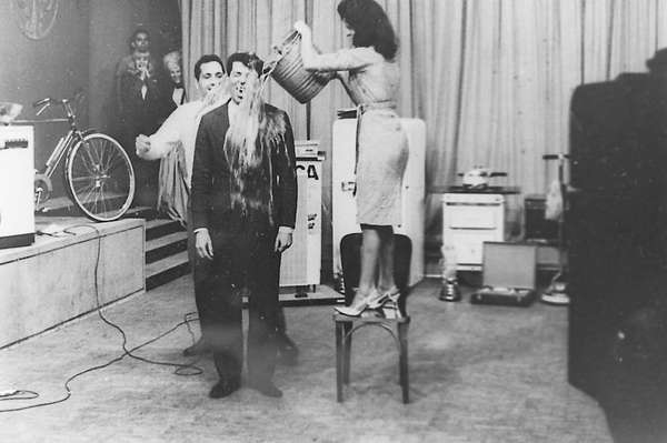 Década de 1970 - Tomando um 'banho' de água fria no ar em seu programa na TV Tupi, em 1976.