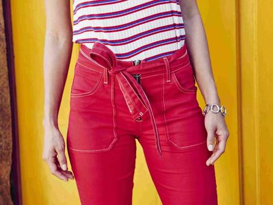 Jeans coloridos estão em alta neste verão