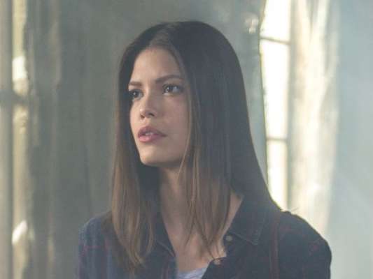 Cris (Vitória Strada) vai descobrir que o pai de Júlia (Vitória Strada), Eugênio (Felipe Camargo), traía a mulher, Piedade (Júlia Lemmertz) nos próximos capítulos da novela 'Espelho da Vida'