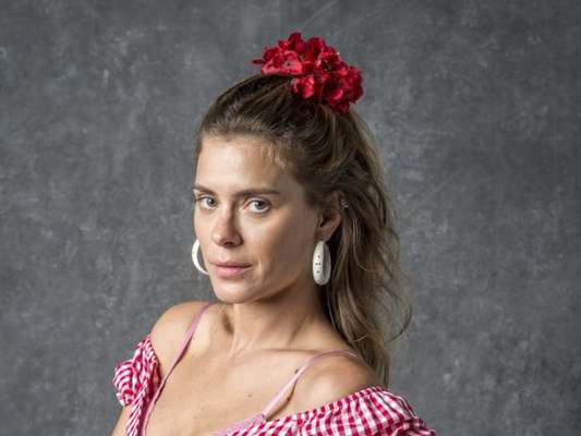 Afrodite (Carolina Dieckmann) recorre a greve de sexo após levar surra do marido, Nicolau (Marcelo Serrado) nos próximos capítulos da novela 'O Sétimo Guardião'