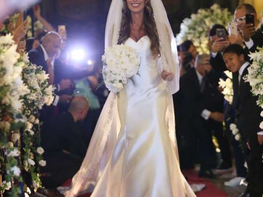 Nicole Bahls usa vestido de seda italiana ao se casar com Marcelo Bimbi nesta terça-feira, dia 04 de dezembro de 2018