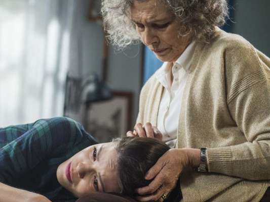 Cris (Vitória Strada) se decepciona ao não achar na internet Pedro, filho de Margot (Irente Ravache) nos próximos capítulos da novela 'Espelho da Vida'
