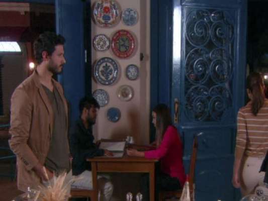 Na novela 'As Aventuras de Poliana', Marcelo (Murilo Cezar) flagrará Afonso (Victor Pecoraro) e Luísa (Thais Melchior) juntos na padaria