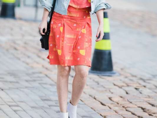 A bota branca de cano curto cria um look despojado e bem feminino com vestidos curtinhos