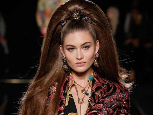Estilo retrô está em alta nos looks de beleza. volumão em penteado estilo anos 60 na passarela da Versace em Nova York