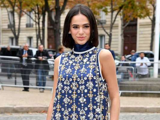 O vestido da Miu Miu usado por Bruna Marquezine no desfile da grife, em Paris, foi um dos mais elegantes do ano