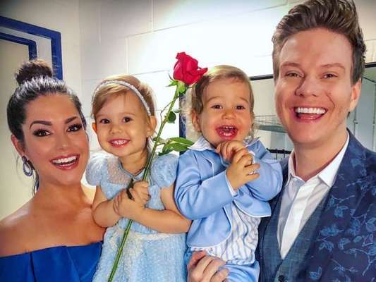 Thais Fersoza conta que Melinda ganhou rosa de Roberto Carlos, como atriz contou em foto nesta quarta-feira, dia 05 de dezembro de 2018