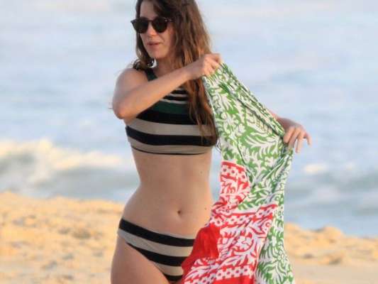 De biquíni listrado, Nathalia Dill curte dia de praia com amigos no Rio de Janeiro nesta quarta-feira, dia 05 de dezembro de 2018