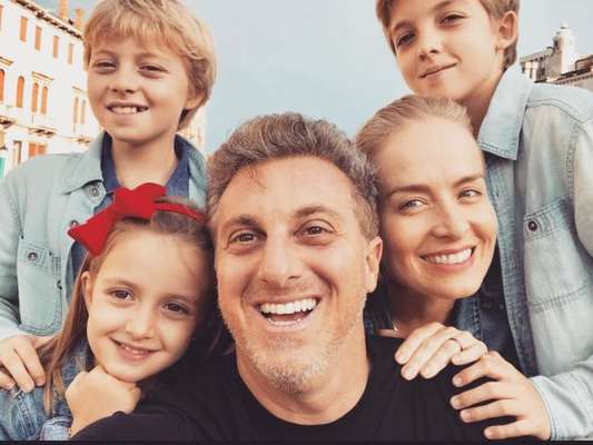 Angélica montou árvore e mostra bolas de Natal com fotos da família no Instagram nesta quarta-feira, 5 de dezembro de 2018