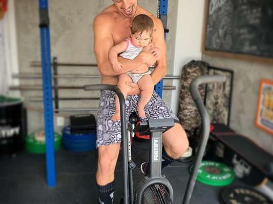 José Loreto levou a filha, Bella, para academia nesta quinta-feira, 6 de dezembro de 2018