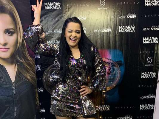 Maraisa, da dupla com Maiara, usou vestido paetê Fabiana Milazzo em show