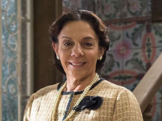 Agustina (Rosi Campos) vai simular mal-estar para não se separar da filha mais velha, Marocas (Juliana Paiva), após o casamento dela com Samuca (Nicolas Prattes) nos próximos capítulos da novela 'O Tempo Não Para'