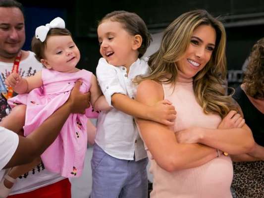 Filho de Patricia Abravanel, Jane e Pedro roubaram a cena em foto com a apresentadora no Instagram