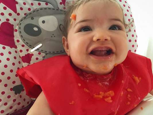 Filha de José Loreto e Débora Nascimento, Bella encantou a web ao comer mamão pela primeira vez