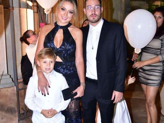 Carol Dantas tem ensinado o filho, Davi Lucca, a lidar com a exposição