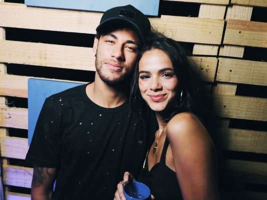 Bruna Marquezine é insultada por internauta e comparada a amigos de Neymar