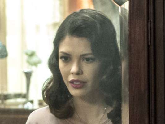Cris (Vitória Strada) se espanta ao retornar para o presente com roupas de Júlia (Vitória Strada) nos próximos capítulos da novela 'Espelho da Vida'
