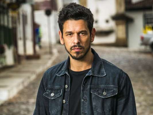 Alain (João Vicente de Castro) está em coma e esboça reação quando sonha com o avô e recebe a visita da filha, Priscila (Clara Galinari), a partir do capítulo de quarta-feira, 26 de dezembro de 2018 da novela 'Espelho da Vida'
