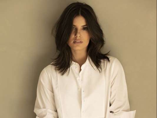Camila Queiroz não estava acostumada a usar tanta maquiagem para uma personagem e está tendo cuidados especiais com a pele e o preparo para receber a make forte