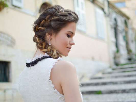 Se a proposta é fazer um penteado mais elegante, a trança lateral pode começar na parte de cima da cabeça