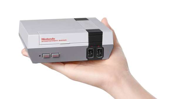 NES Classic Edition - O NES Classic Edition é uma versão para o século XXI do Nintendo Entertainment System (conhecido informalmente como NES ou “Nintendinho”, aqui no Brasil), primeiro console da empresa, lançado em 1983 no Japão – mas só em 1985 nos EUA e no Brasil. O NES Classic Edition, previsto para chegar às lojas dos EUA em novembro por US$ 60 (equivalente a pouco mais de R$ 200), é uma experiência retrô total, tendo 30 jogos na memória (incluindo clássicos como Super Mario Bros e os primeiros The Legend of Zelda e Final Fantasy) e um controles réplica do NES – quem quiser jogar com os amigos poderá comprar mais um controle por US$ 10.
