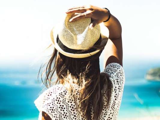 Cabelos no verão podem, sim, ser bonitos e brilhosos! Confira o manual com dicas!