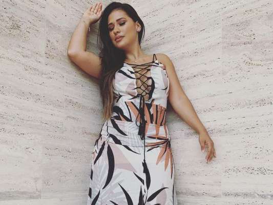 Simone, da dupla com Simaria, usou look com estampa tropical e decote trançado nesta quinta-feira, 20 de dezembro de 2018