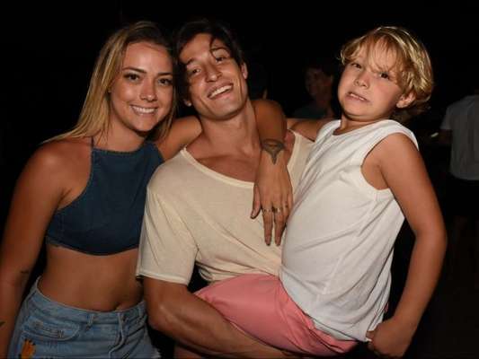 Carol Dantas ganhou comentário de Neymar em foto com filho, Davi Lucca, e o namorado, Vinicius Martinez, nesta quinta-feira, de 20 de dezembro