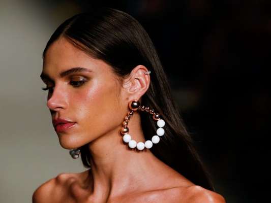 Inspiração 80´s: maxiacessórios dão uma bossa no seu look!