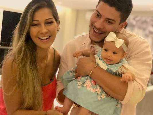 Arthur Aguiar mostrou o rosto da filha, Sophia, pela primeira vez nesta terça-feira, 25 de dezembro de 2018
