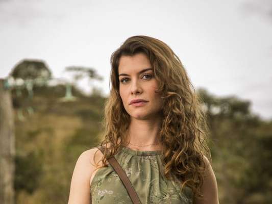 Isabel (Alinne Moraes) usa anotações de Júlia (Vitória Strada) para tentar se reaproximar de Alain (João Vicente de Castro) nos próximos capítulos da novela 'Espelho da Vida'