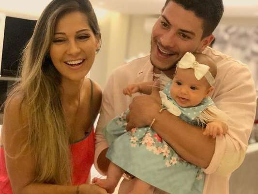 Arthur Aguiar mostrou o rosto da filha pela primeira vez nesta terça-feira, 25 de dezembro de 2018