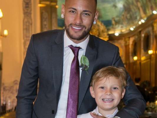 Neymar e o filho, Davi Lucca, curtiram piscina de sabão na Bahia nesta sexta-feira, 28 de dezembro de 2018