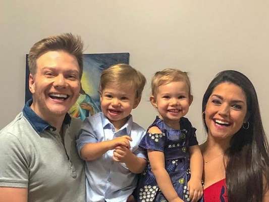 Thais Fersoza se encantou ao ver a filha, Melinda, se divertindo com bonecos do Batman, Super Homem e Homem Aranha