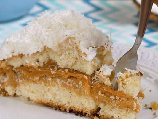 Bolo de coco com doce de leite