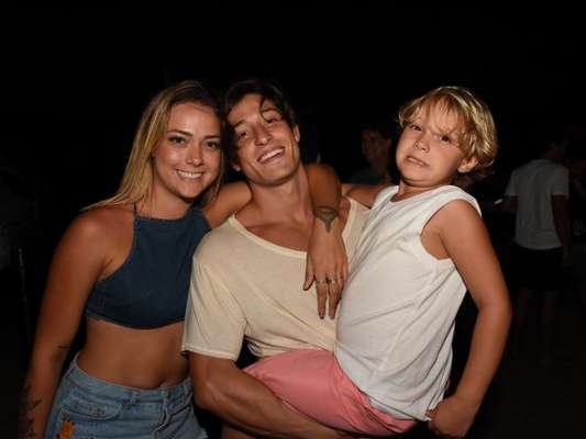 Carol Dantas curtiu o domingo, 30 de dezembro de 2018, na praia com o filho, Davi Lucca, e o namorado, Vinícius Martinez